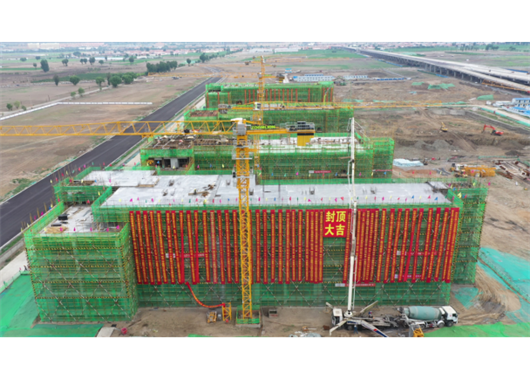 公司監理的呼和浩特市第二中學(xué)敕勒川分校教學(xué)區建設項目1#教學(xué)樓、實(shí)驗樓喜封金頂