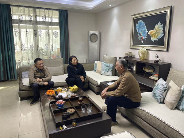 省城市更新集團等三家公司工會(huì )看望慰問(wèn)退休職工