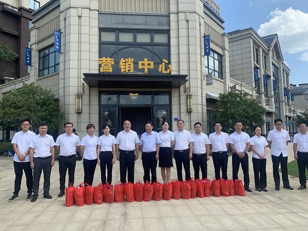 集團工會(huì )一行到徽鹽地產(chǎn)六安項目開(kāi)展“送清涼”慰問(wèn)活動(dòng)