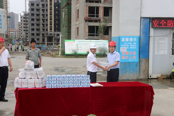 楊曉彬到徽鹽地產(chǎn)定遠、泗縣項目公司開(kāi)展高溫慰問(wèn)